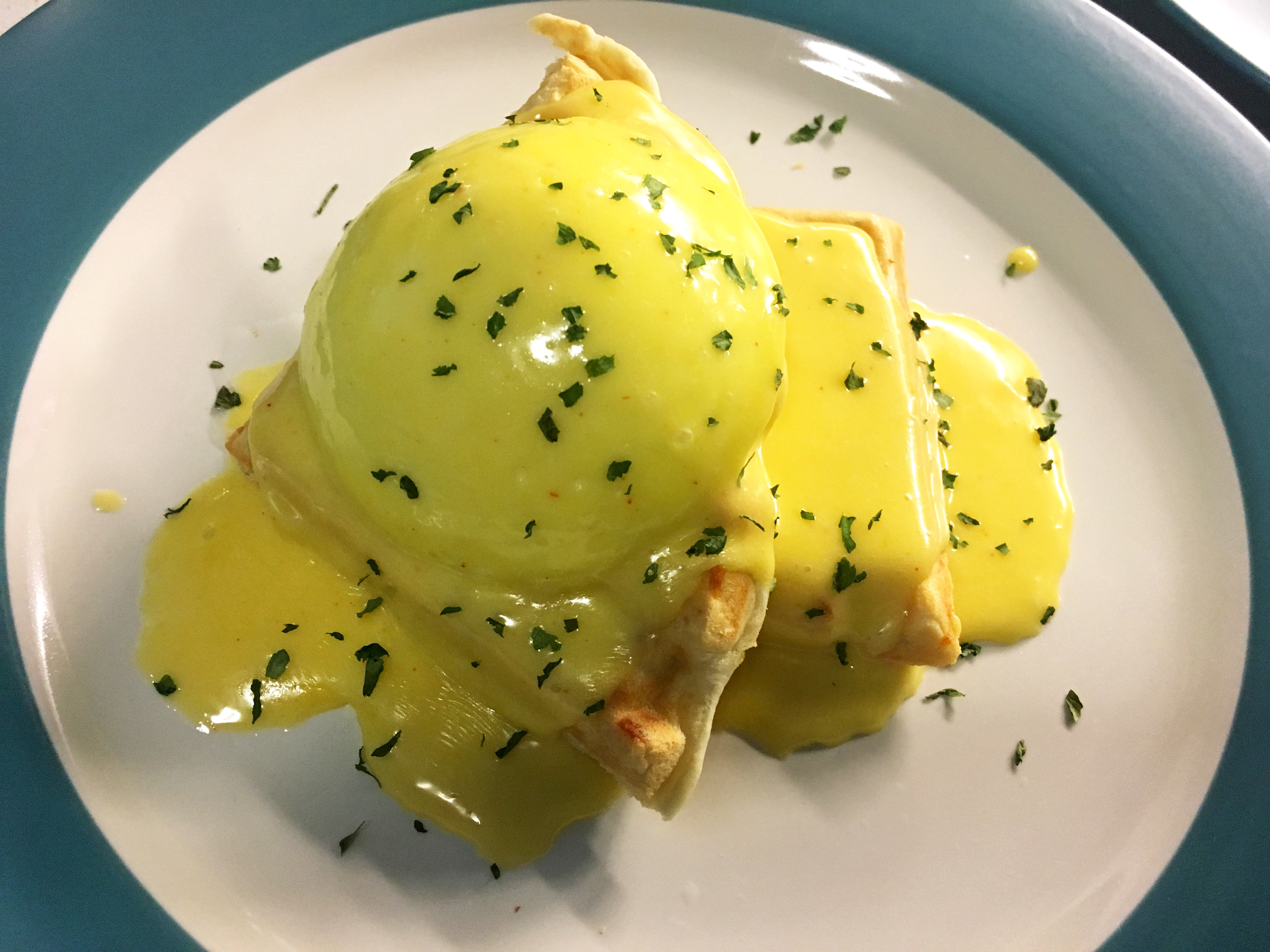 https://reciperemixes.com/wp-content/uploads/eggs-benedict-savory-waffle.jpg